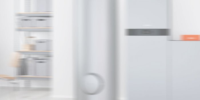 Ein verschwommenes Bild, im Hintergrund kann man ein Regal und ein Stuhl erkennen.