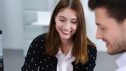 Eine Frau und ein Mann in einem Buero