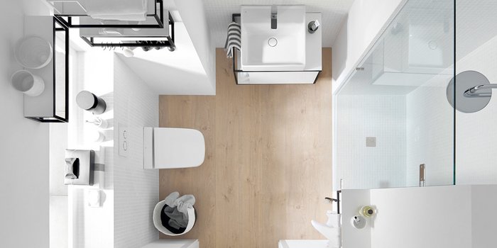 Ein Blick auf ein helles Badezimmer, das mit modernen Sanitäranlagen und einem praktischen Stauraum für Handtücher ausgestattet ist.