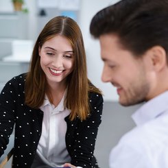 Ein Bueromananger und eine Bueromanagerin