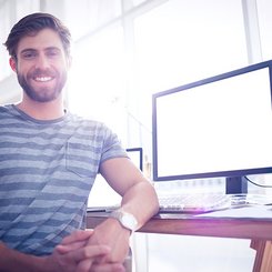 Ein Mann sitzt am Bürotisch