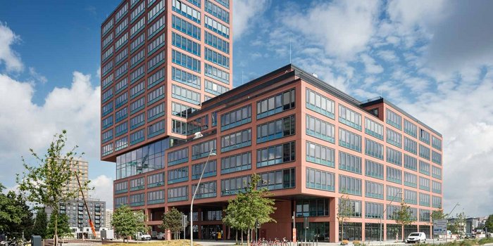 Moderner Bürokomplex EDGE mit intelligenter Steuerung von Energie, Licht und Klima